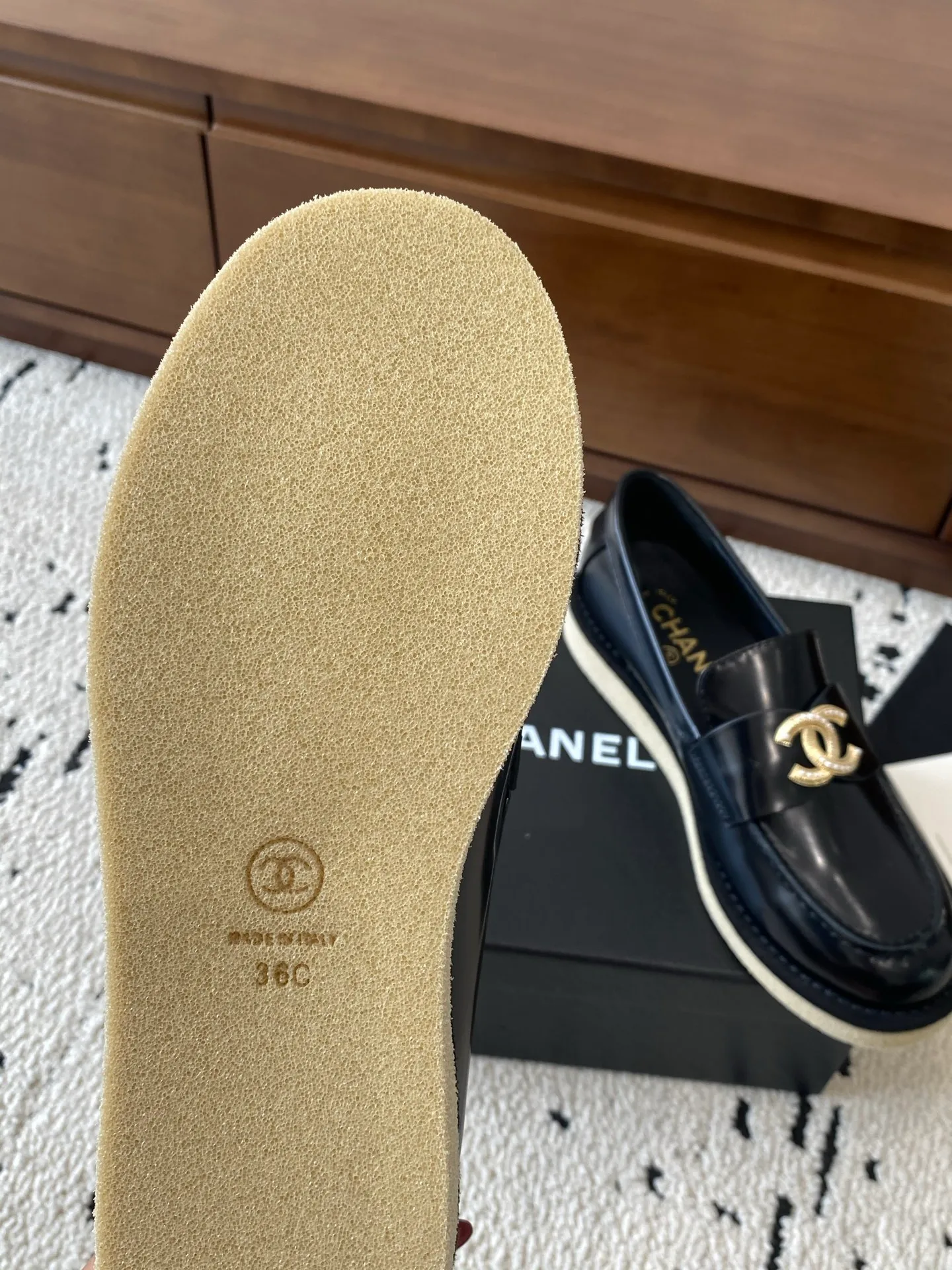 👟👟Ex-factory price 620👟👟Higher version 🍀2025 autumn and winter new Chanel Chanel entrance hardware buckle, Loaf lazy shoes, can be worn all year round. No matter when you wear it, it is very high-end and durable. Go shopping and attract attention on the street! Easily travel between commuting and leisure occasions, and become a carefree fashionable and elegant woman ~ Upper: cowhide/cow nubuck leather/open edge beads Inner: lambskin Sole: Italian raw rubber outsole leather strip Code number: 35-39 (40/41 customized, non-refundable and non-exchangeable 👉 Buy now👉 Buy now👉 Buy now👉